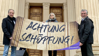 Achtung Schöpfung- Banner mit Bischof Christian Stäblein