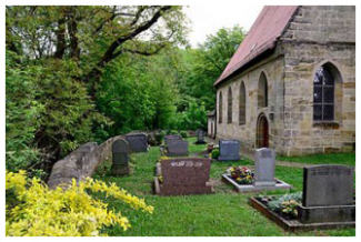 der Friedhof um die St-Johannis-Kirche in Beerbach