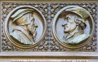 Reliefs der Reformatoren Johann Calvin (li.) und Ulrich Zwingli am weltgrößten Lutherdenkmal in Worms.
