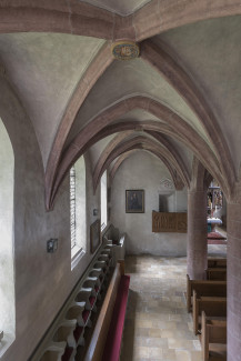 Blick in das nördliche Seitenschiff, die "Gschaader Seid'n"