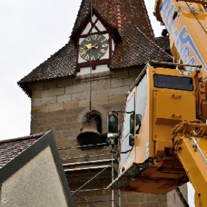 Am 17. Mai 2021 war es soweit: nach langen Vorbereitungen konnten die alten Eisenhartgussglocken von St. Johannis gegen neue Bronzeglocken ausgetauscht werden. Mit Hilfe eines großen Kranwagens wurden zunächst die alten Glocken aus der Glockenstube herausgehoben.