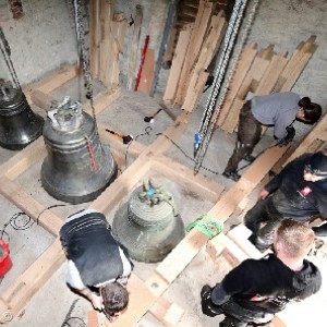 Dann begann der Aufbau des von den Zimmerleuten vorgefertigten Glockenstuhles um die Glocken herum.
