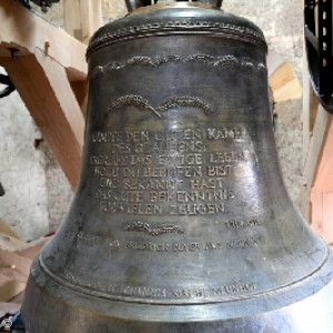 Die größte Glocke, die sogenannte Dominica, ist Sonntagsglocke und Totenglocke zugleich. Sie wiegt 1202 kg und hat einen Durchmesser von 1,20 m.