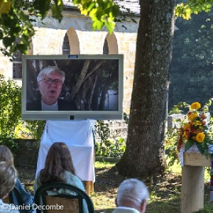 Eigentlich sollte und wollte der Landesbischof Heinrich Bedford-Strohm dieses besondere Jubiläum mit uns feiern. Doch die Verlegung eines ZDF-Gottesdienstes zwang ihn, die bereits gege- bene Zusage wieder zurückzuziehen. Er schickte der Gemeinde jedoch eine Videobotschaft, die zu Beginn des Gottesdienstes eingespielt wurde.