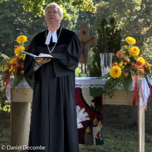 Für den verhinderten Landesbischof sprang Dekan Peter Huschke aus Erlangen ein. In seiner Predigt bezog er sich auf die drei Bibelsprüche der neuen Glocken (Offenbarung 3,20, Psalm 36,10 und Hebräer 13,8). So wie die drei neuen Glocken einen harmonischen Dreiklang ergeben, so bilden auch diese drei biblischen Aussagen einen Dreiklang, wenn man sie unter dem Aspekt der Nähe und Zugewandtheit Gottes zu den Menschen betrachte.