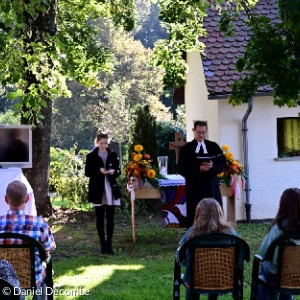 Für den verhinderten Landesbischof sprang Dekan Peter Huschke aus Erlangen ein. In seiner Predigt bezog er sich auf die drei Bibelsprüche der neuen Glocken (Offenbarung 3,20, Psalm 36,10 und Hebräer 13,8). So wie die drei neuen Glocken einen harmonischen Dreiklang ergeben, so bilden auch diese drei biblischen Aussagen einen Dreiklang, wenn man sie unter dem Aspekt der Nähe und Zugewandtheit Gottes zu den Menschen betrachte.