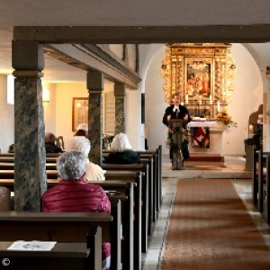 Im Gottesdienst wurde jede Glocke vorgestellt und dann geläutet. Am Ende der Vorstellung ertönte dann zum ersten Mal das volle Geläut aller drei Glocken. Es war ein bewegender Moment.