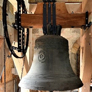 Die alte, historische Glocke von 1797 ist jetzt die mittlere Glocke, ihr  Klang ist uns seit langem vertraut. Sie hat ein Gewicht von 460 kg und einen Durchmesser von 97 cm. Als Zier  trägt sie das Welser- und das Kolerwappen. 