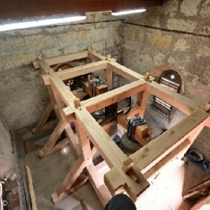 Nach Fertigstellung des Glockenstuhles wurden die Joche auf die Glockenkrone montiert und an deren Seiten die Kugellager befestigt.